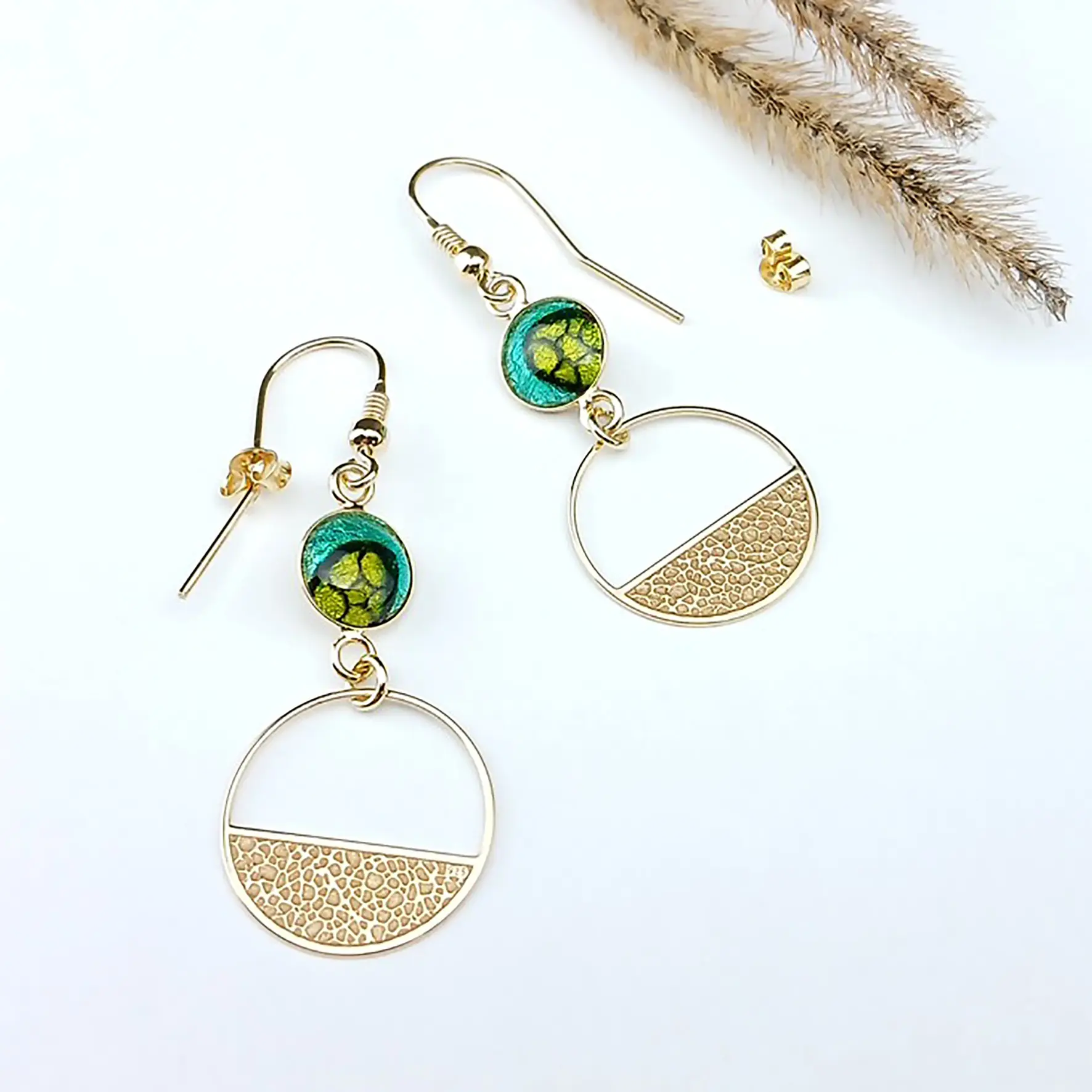 boucles d'oreilles en émail sur cuivre et paillon d'argent, plaqué or