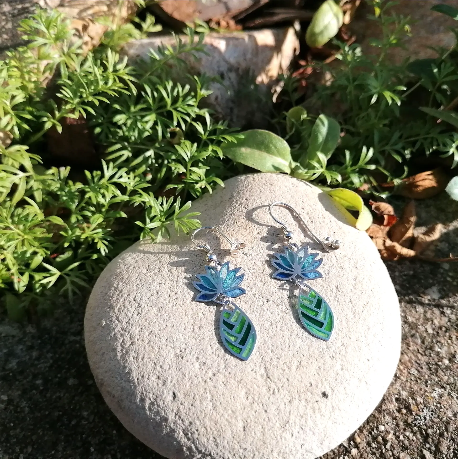 boucles d'oreilles en émail plique à jour sur argent, les émaux arédiens, nouvelle aquitaine, atelier d'art de france